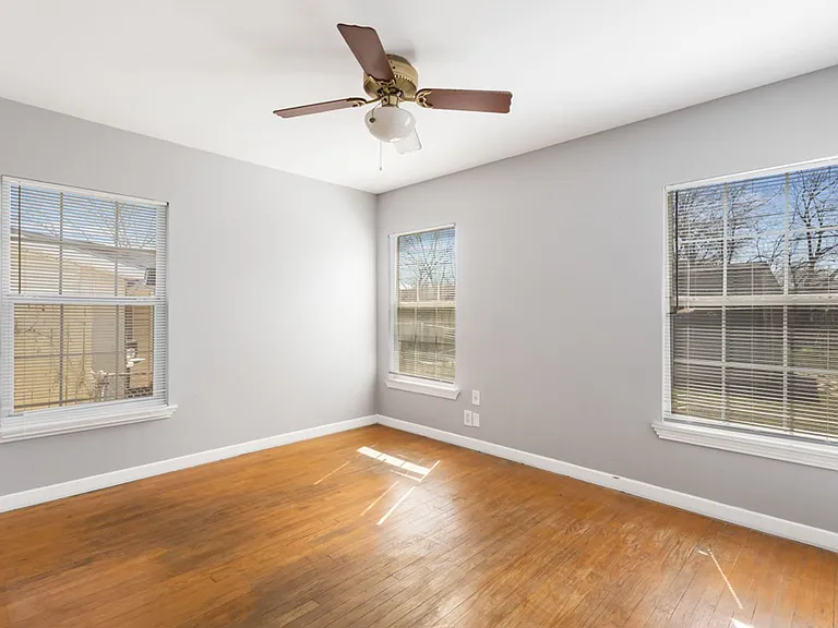 210 Dryden — Photo 14