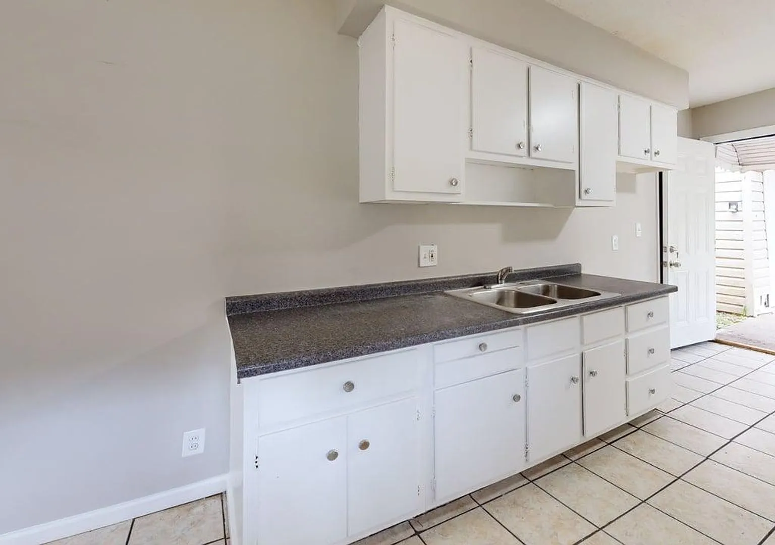 Akron 3 Bedroom Single Family Home - Move In Special! — Photo 3
