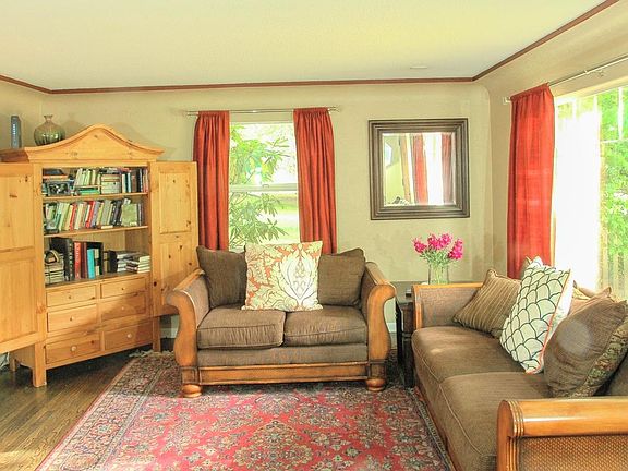 Coved ceilings/stucco/large windows