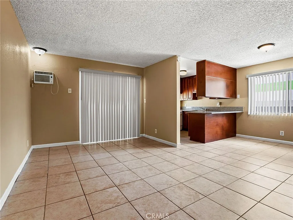 Building Photo - 7037 Milton Ave #4