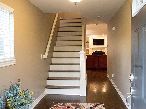 Open and bright foyer 