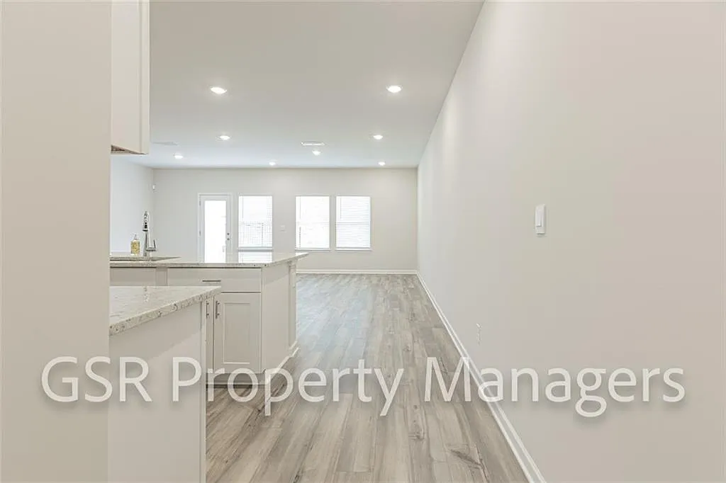 3 bed, 2.5 bath, 1618 sqft, $1,950 — Photo 3