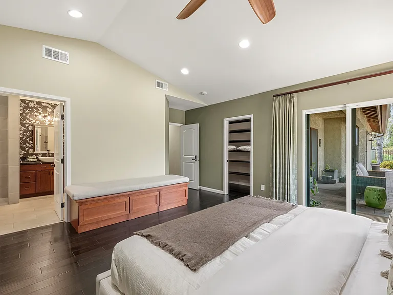 998 Holiday Dr — Photo 18