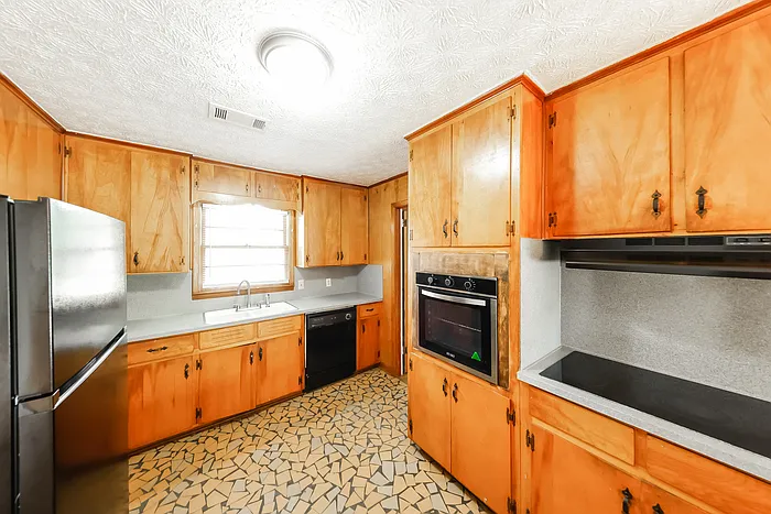 1712 Longmeadow Dr — Photo 3