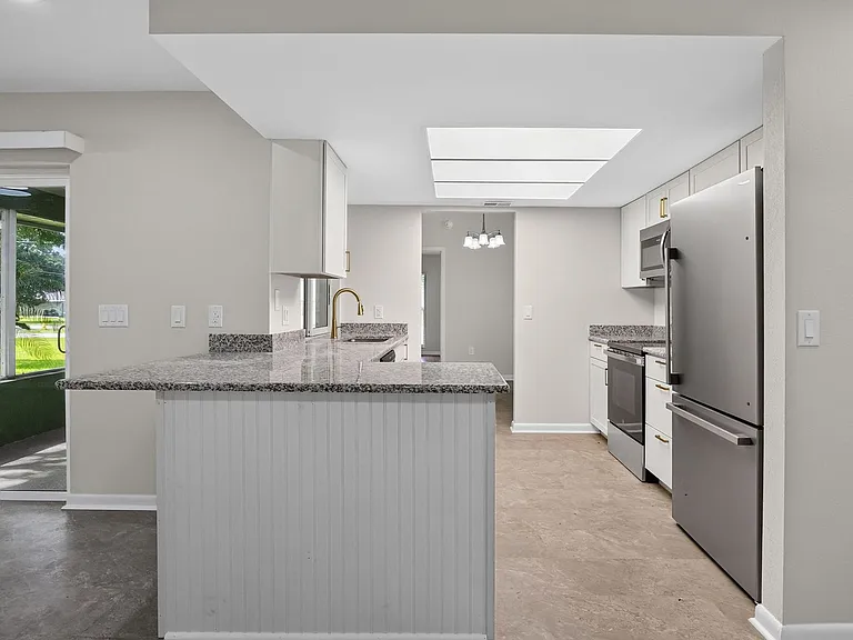 1201 Burlington Ct — Photo 6