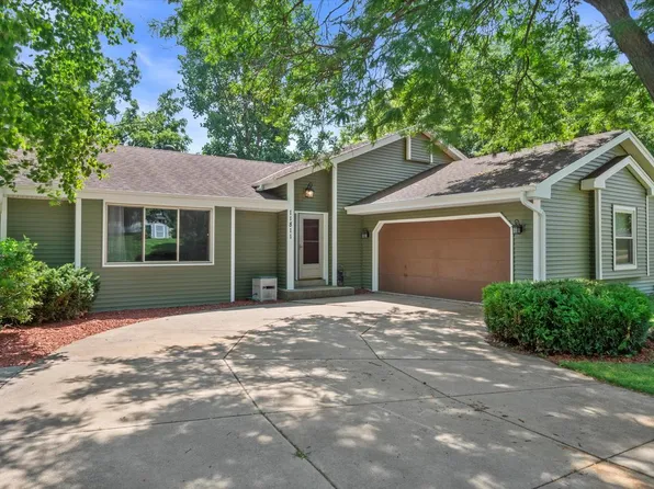 11811 West Woodland CIRCLE, Hales Corners, WI 53130