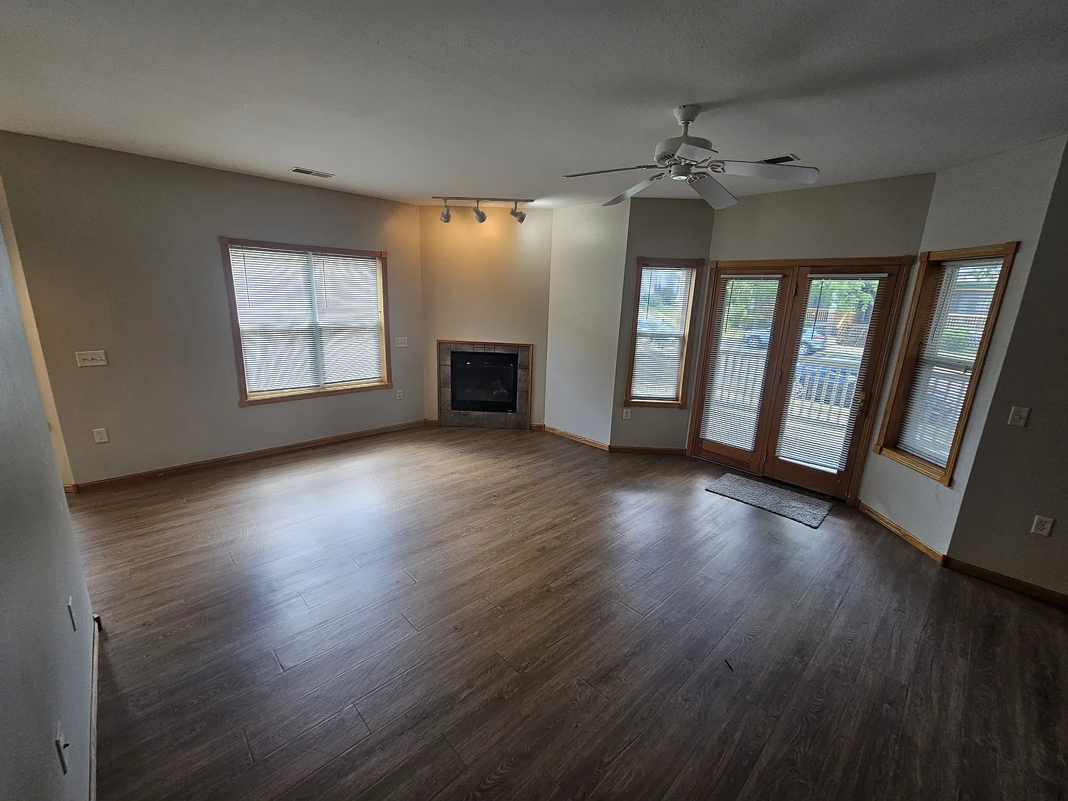 3 bed, 1600 sqft, $2,300 — Photo 3