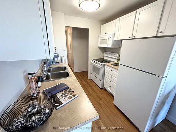5th image of 10 Overlea Dr #609