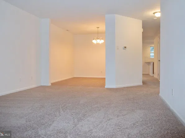 4 Park Side Dr, Sicklerville, NJ 08081