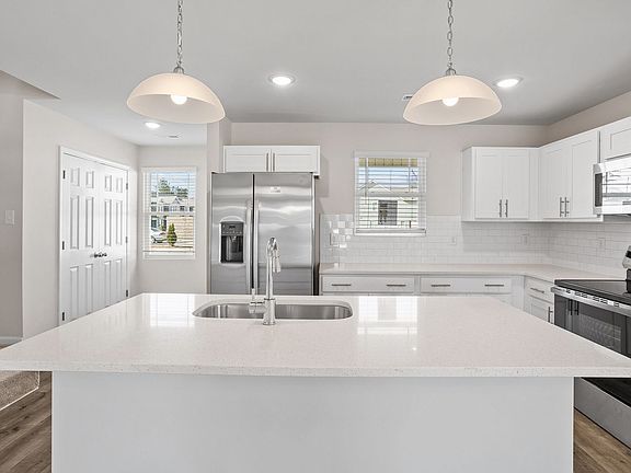 5th image of 1027 Peony Ln