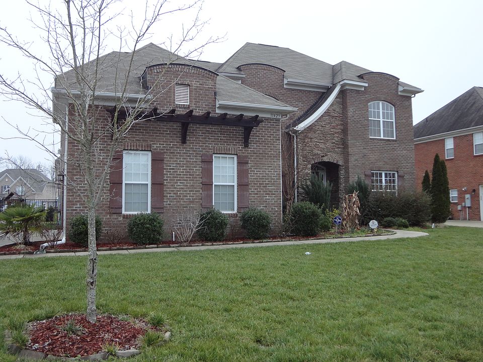 6 bedroom Home in Great neighborhood