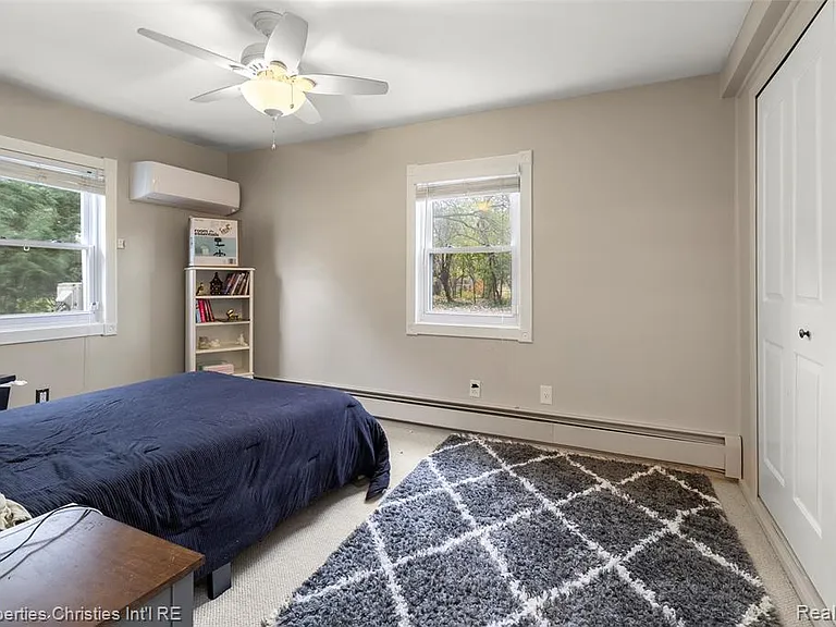 16219 Elizabeth St — Photo 18