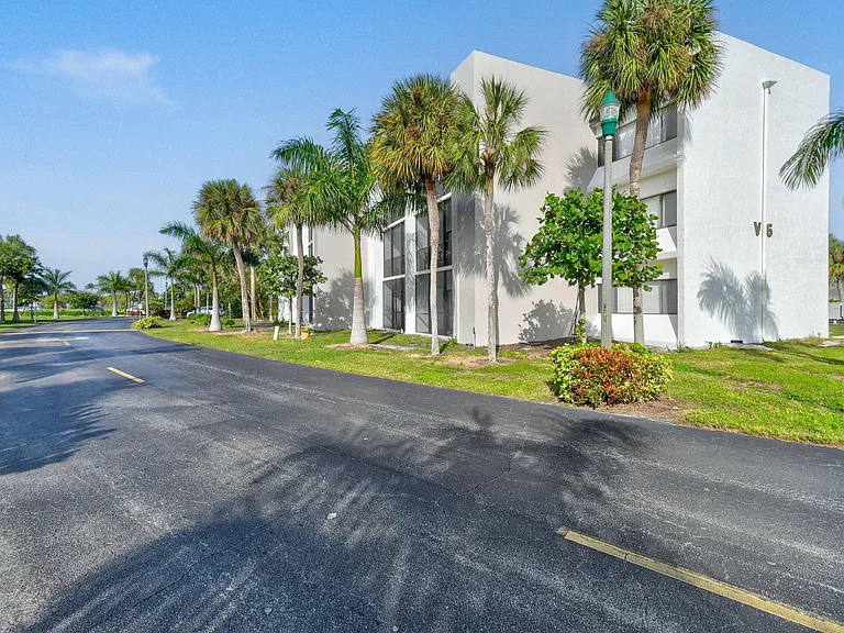 1605 S US Highway 1 #301-V6 — Photo 2