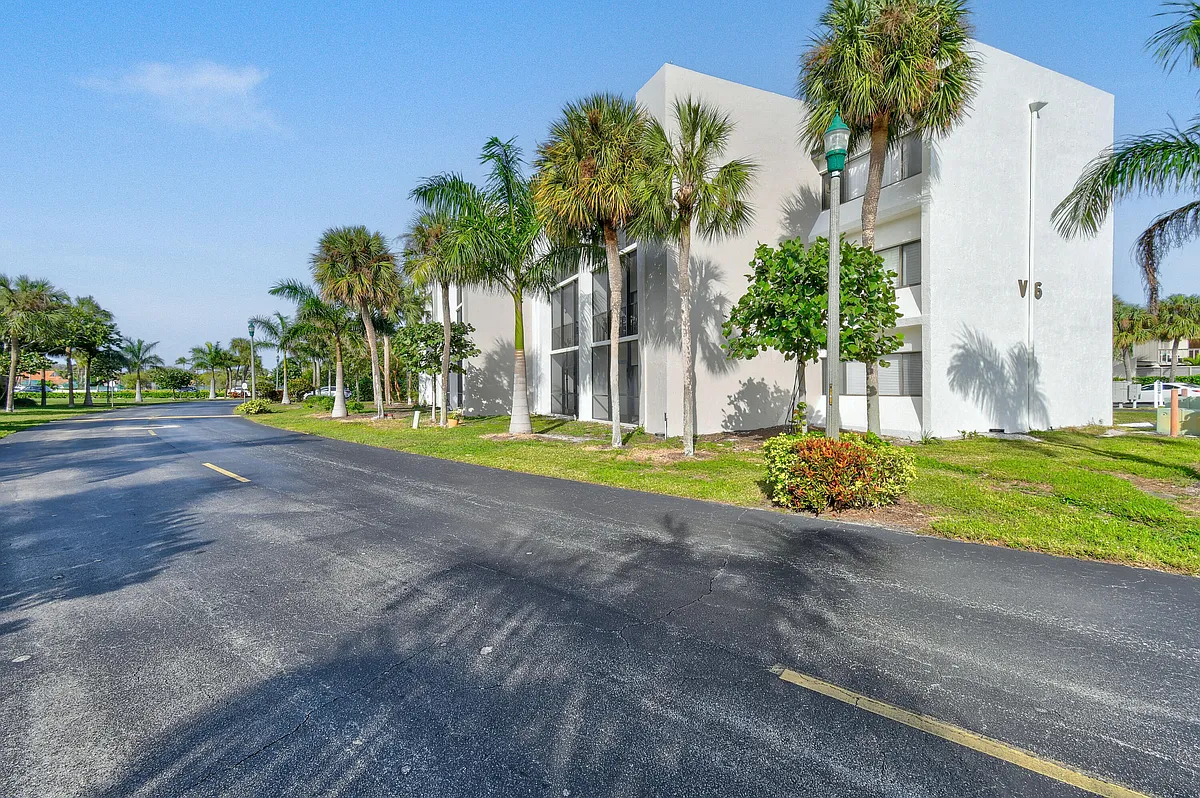 Building Photo - 1605 S US Highway 1 #301-V6