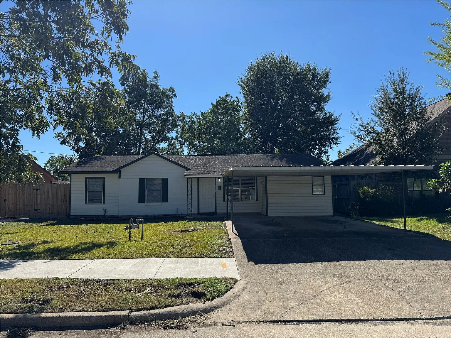 4 bed, 2.0 bath, 1220 sqft, $1,850 — Photo 2