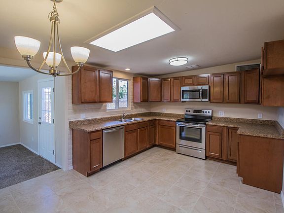 3rd image of 1505 E Calle Salamanca