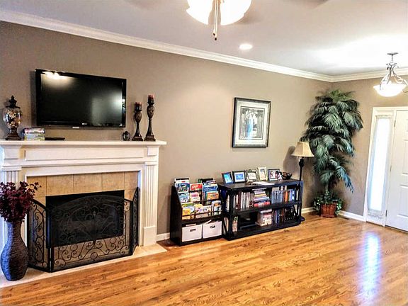 2nd image of 272 Walbrook Dr
