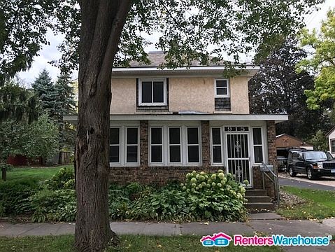 1st image of 915 18th Ave N
