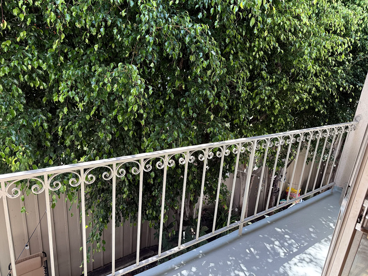 546 N Flores Street — Photo 2