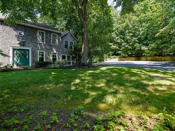 2nd image of 43 Blydenburgh Ln