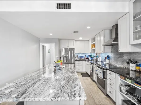 206 Shearwater Ct W APT 11, Jersey City, NJ 07305