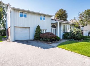 24 Phipps Ln, Plainview, NY 11803