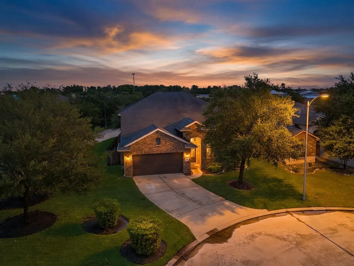 4 bed, 2.5 bath, 2649 sqft, $2,350 — Photo 2