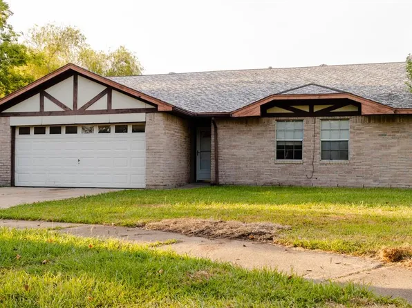 2 Crossing Ct, Angleton, TX 77515