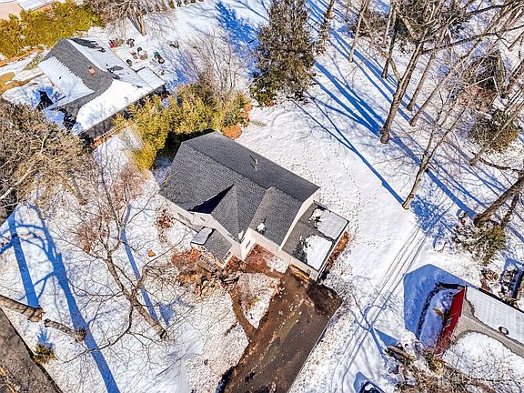 3rd image of 290 Fresh Ponds Rd S