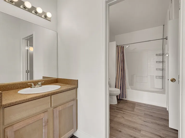 #GuardianReatly 8250 N Grand Canynon #2167 NW Condo Rental primary bathroom_08072025
