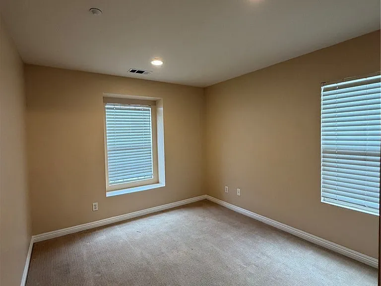 554 Robins Pl — Photo 17