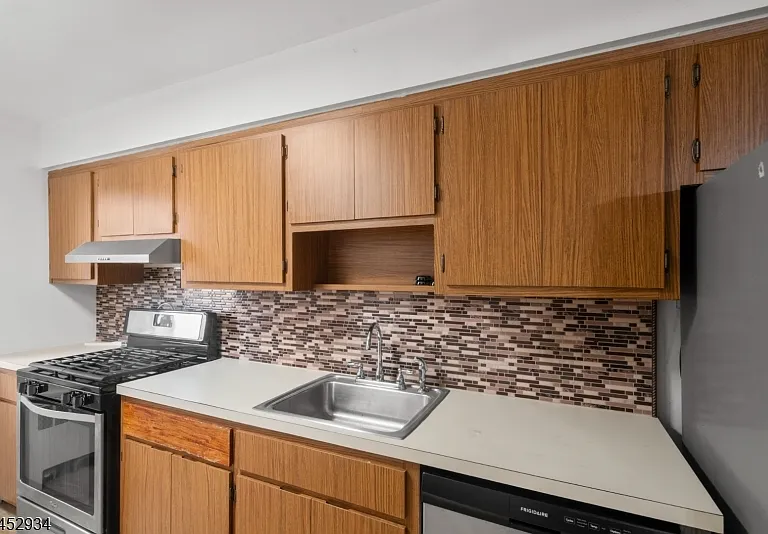 208 Anderson St — Photo 6
