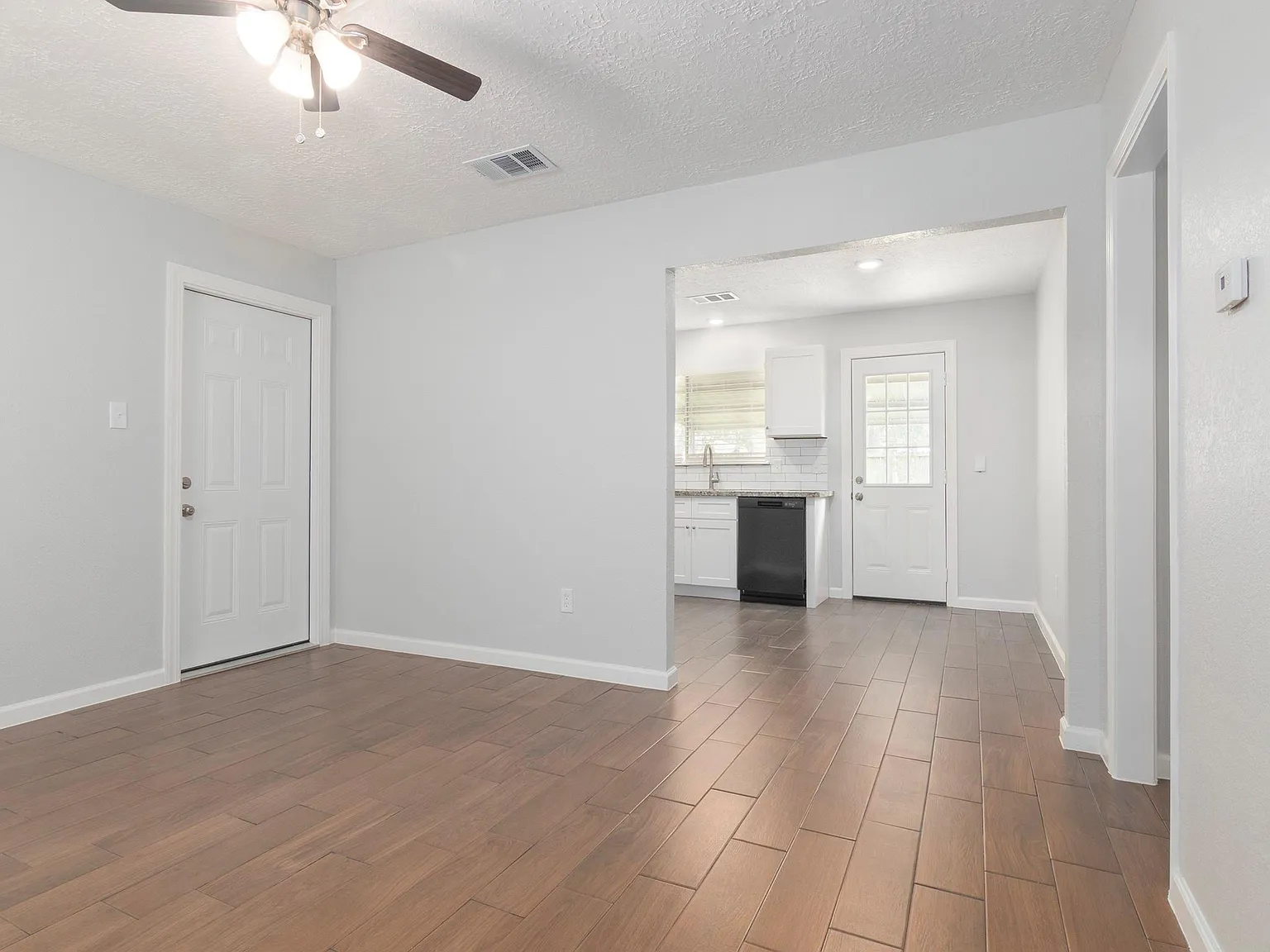 3 bed, 2.0 bath, 1125 sqft, $1,800 — Photo 3