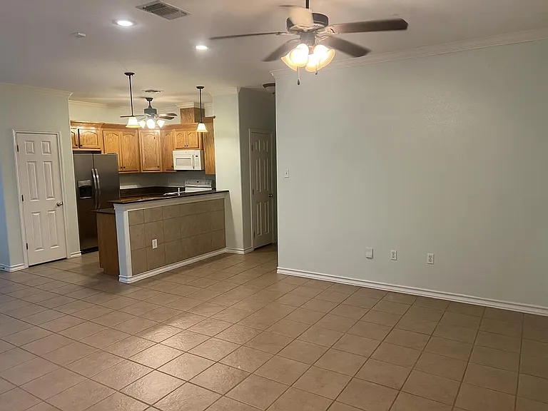 1033 Redwood Ave — Photo 4