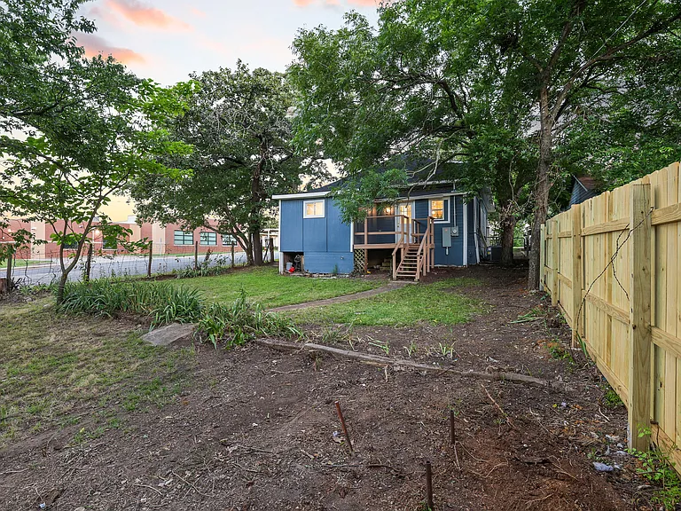 431 E Hull St — Photo 50