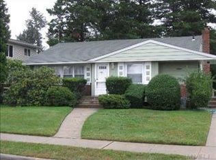 38 Cornell Ln, Hicksville, NY 11801