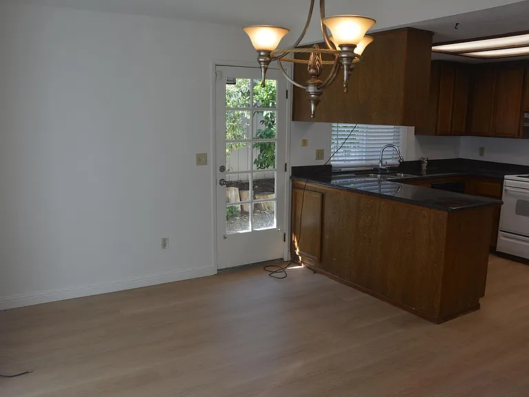 2221 Lynbrook Dr — Photo 8