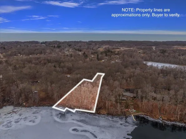 6211 Lakewood Pointe Dr, Coloma, MI 49038