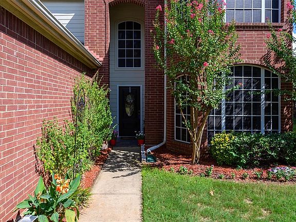4th image of 921 Lake Bluff Dr
