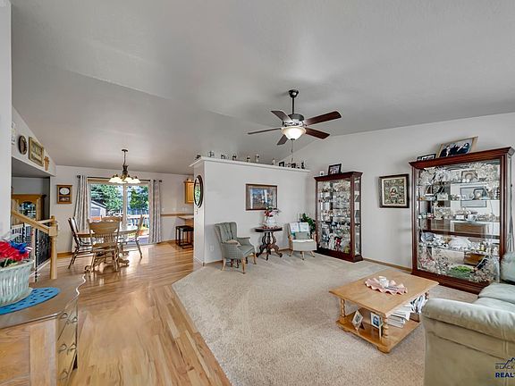 2nd image of 7120 Castlewood Dr