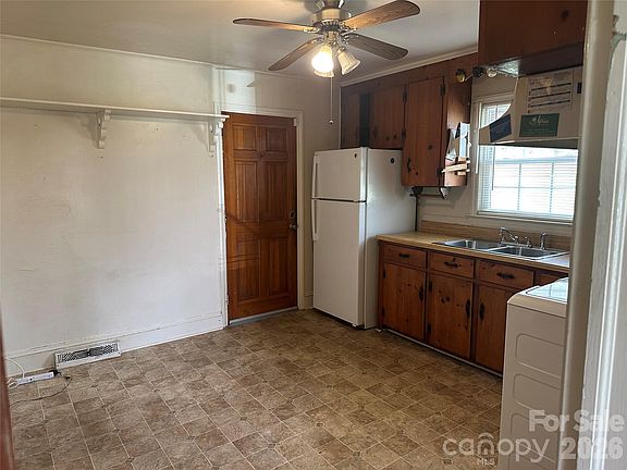 4th image of 1435 Dean St