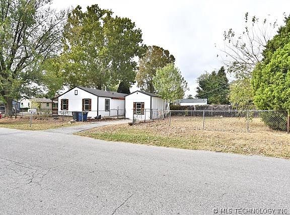 2nd image of 3219 E Oklahoma Pl