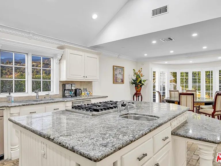 915 Edie Dr — Photo 13