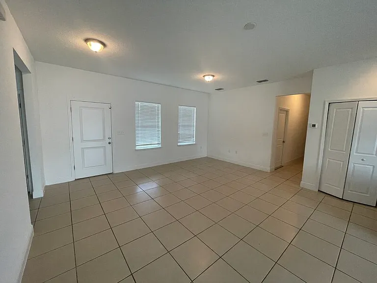 414 Columbia Ct — Photo 9