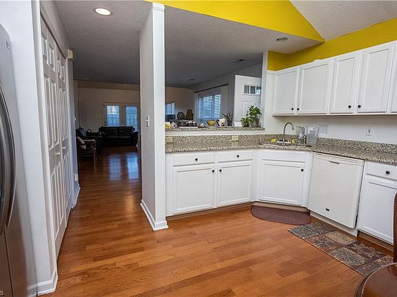 4th image of 10 Hudson Cir