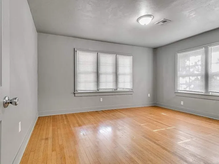 841 NE 26th St — Photo 22