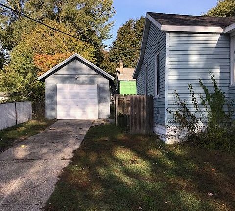 Detached Garage