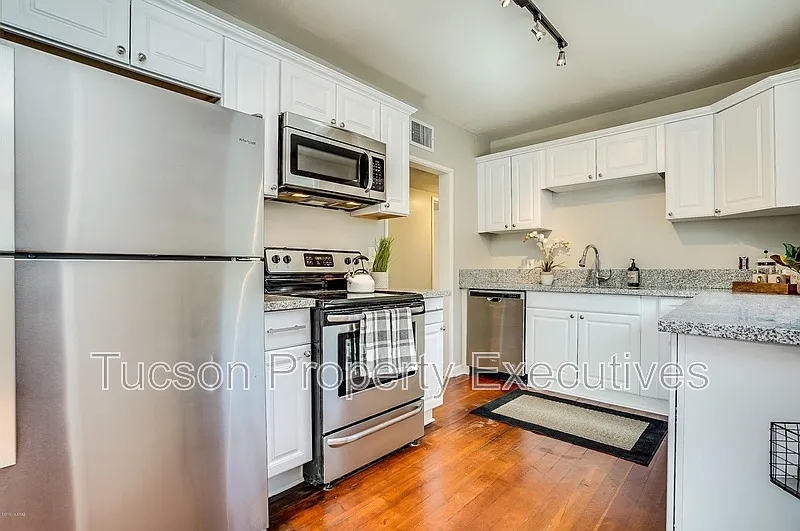 3 bed, 1.0 bath, 1554 sqft, $1,700 — Photo 2