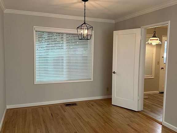 3rd image of 923 Menlo Ave