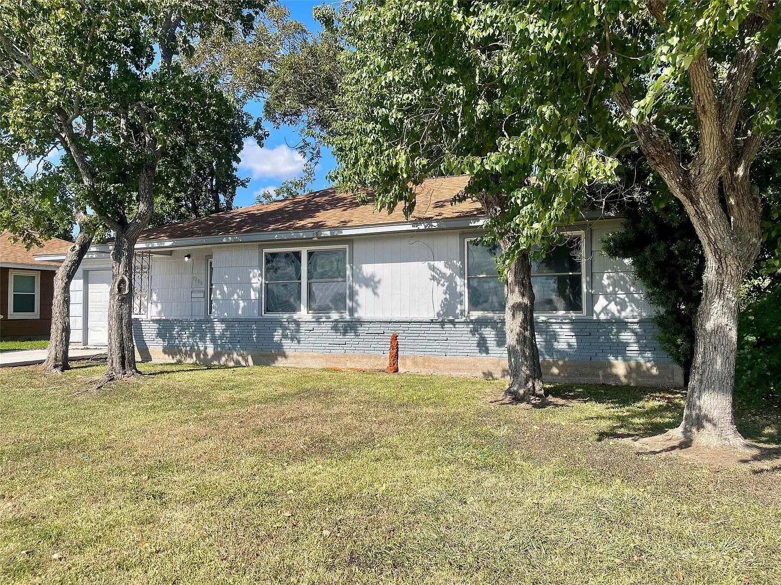 3 bed, 1.5 bath, 1225 sqft, $1,200 — Photo 2